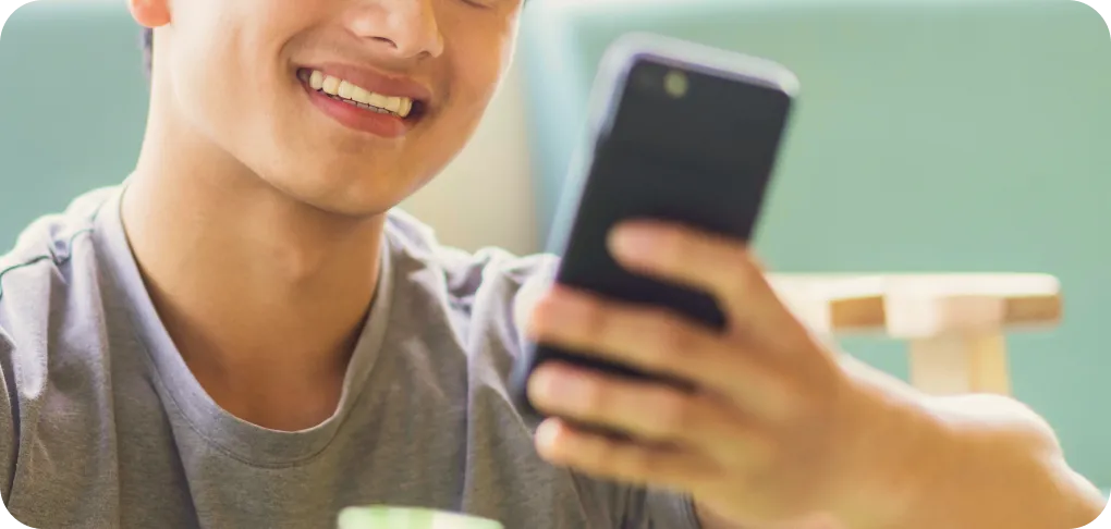 ジム利用者がスマホで空き状況を確認している